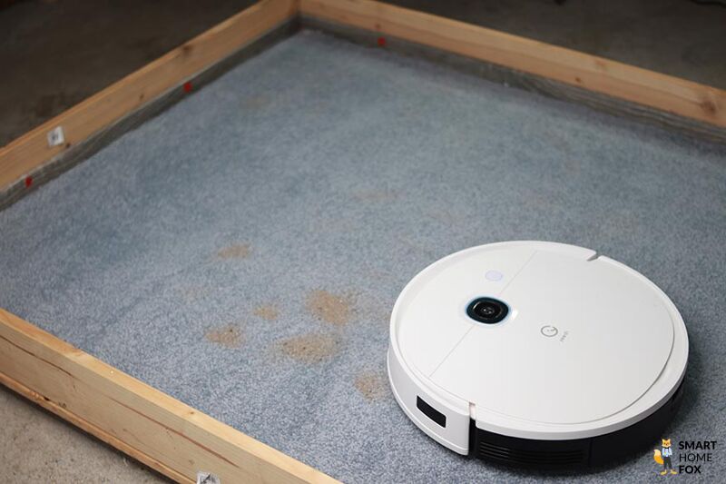 Yeedi Vac 2 Pro reinigt Sand beim Saugtest auf einem Langflor-Teppich